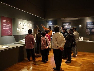 [상주박물관]견훤 특별기획전에 청계마을 주민들이 초청된 까닭은(관람하는 주민들)2.JPG