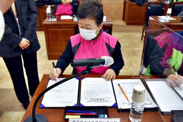 전국학교비정규직연대회의와 단체협약 체결(단체협약 체결 사진) (2).JPG