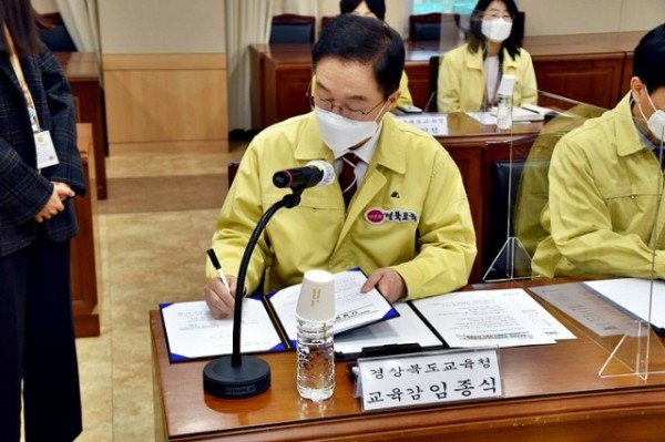 전국학교비정규직연대회의와 단체협약 체결(단체협약 체결 사진) (3).JPG