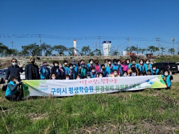 [평생학습과]동해안 산불 피해 같이 이겨내요!” 늘푸른자원봉사단 성금 일백만원 기부.jpg