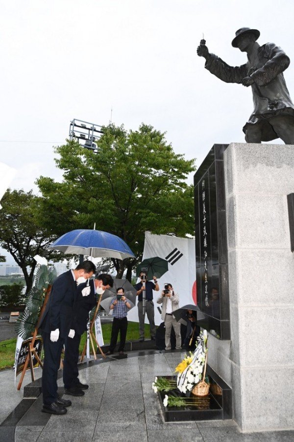 [복지정책과] 장진홍 선생 92주기 추모식 개최_ 헌화( 시장님  의장님).jpeg