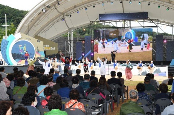 영주 1-3 4일 인삼엑스포 영앙군의 날 행사에서 영양군 공연단이 원놀이 공연을 하고 있다.JPG