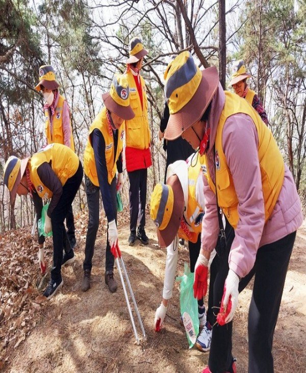 영주 8-대한적십자사 영주이산봉사회에서 이산면돗밤실둘레길 새봄맞이 환경정비를 하고있다..jpg