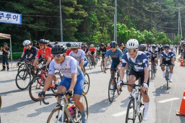 영주2-4 2023 마스터즈 사이클 영주투어 출발을 하고 있다.jpg