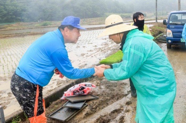 [농업정책과] 모내기작업 격려 3.jpg