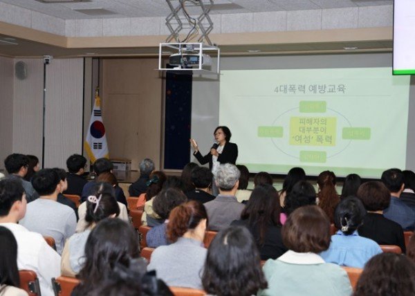 2-6 사진(2024년 영양군청 전직원 폭력예방교육 실시).jpg