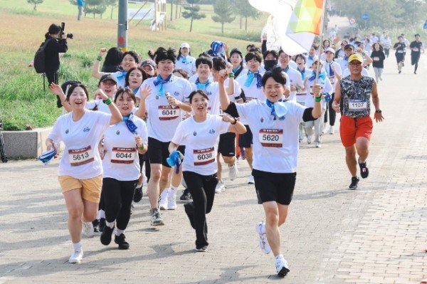 사진1) 2023 지구런 마라톤 참가자들이 달리고 있다.jpg