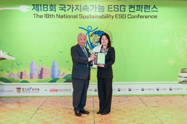[사진] 한국허벌라이프가 ‘제18회 국가지속가능 ESG 컨퍼런스’에서 ‘국가 ESG 품질혁신상’을 9년 연속 수상했다.jpg
