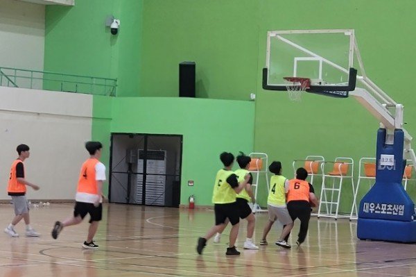 영주-7-2 3대3 농구대회에서 청소년들이 경기를 하고 있다.jpg