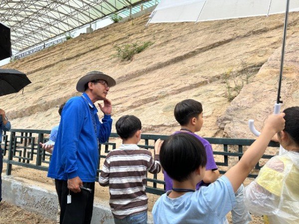 04의성군제공 의성군 초등생 대상 지질공원 공룡화석 탐방프로그램 진행 (1).jpg