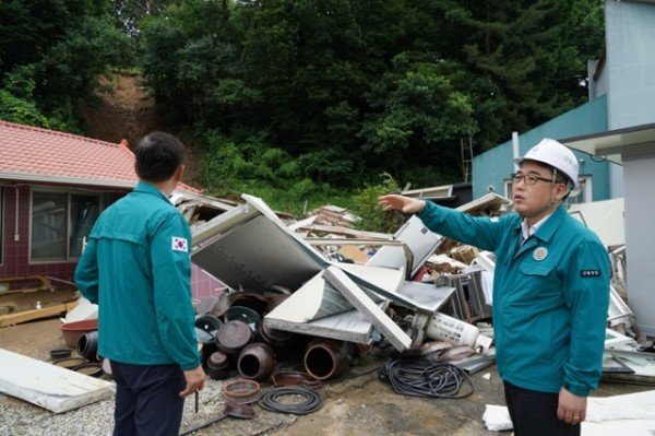 사진1_임상섭 산림청장(오른쪽) 대전 서구 원정동 산사태 피해 현장 점검.jpg