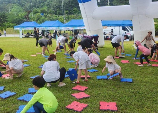 영주-2-4 온 가족이 함께 판 뒤집기 게임을 하고 있다.jpg