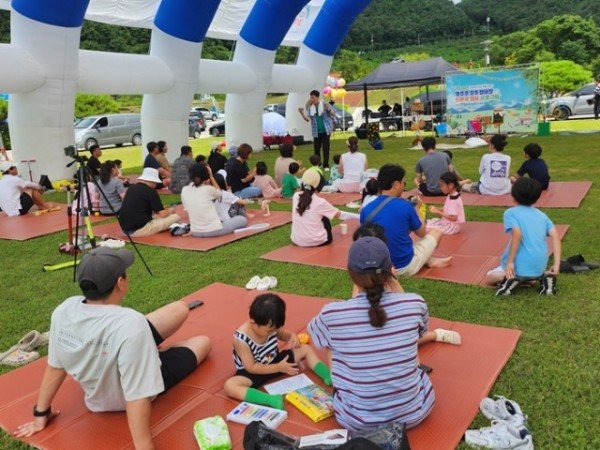 영주-2-1 가족들이 마술 공연을 보며 여유로운 휴일을 즐기고 있다.jpg