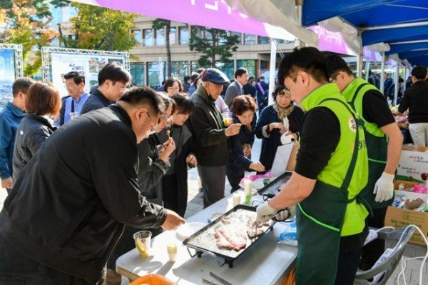 영주-3-3 영주명품농특산물 서울전시홍보행사장에서 서울시민들이 영주농특산물을 시식하고 있다 (1).jpg