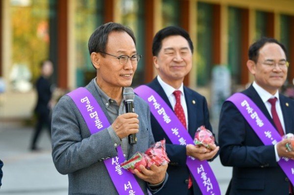 영주-3-1 영주명품농특산물 서울전시홍보 행사장에 방문한 서울시민들에게 박남서 영주시장이 환영 인사를 하고 있다.jpg