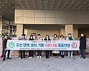 영주-2 사단법인 ‘희망을 나누는 사람들’, 영주시에 1억 원 상당 생필품 기부(시 직원들이 기부 물품 앞에서 기념촬영하고 있다).jpg