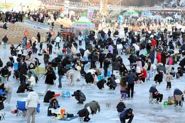 0115 영남권 최대 겨울축제  2025 안동암산얼음축제 개최 (2).jpg