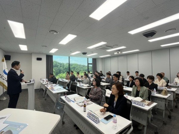 1.경북교육청, 지역 도서관 연계 늘봄학교 공모사업 선정 결과 발표(23개 도서관에서 새로운 배움, 행복한 쉼터 늘봄도서관 사업 운영)(도서관장 대상 사업설명회에서 인사말하고 있는 임종식 교육감)_02.jpg